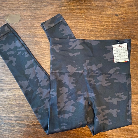 SPANX Pants - SPANX Dark Camo Leggings - Size XS - NWT